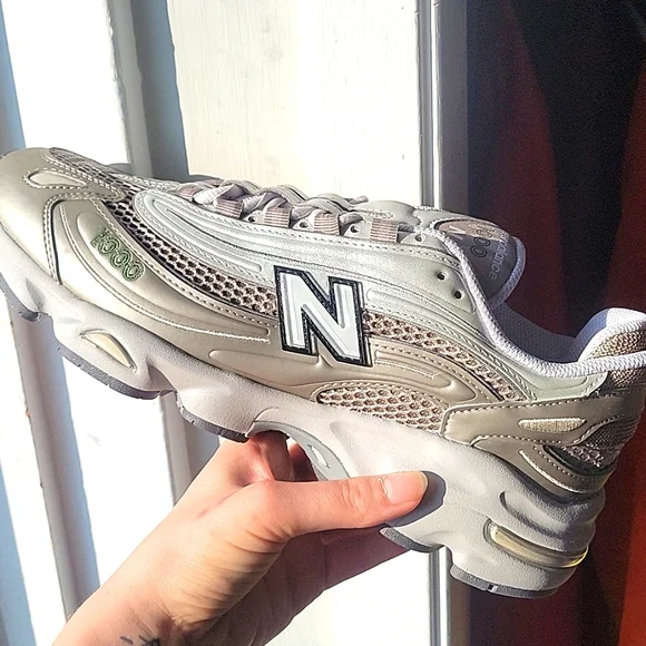 New Balance 1000 Beige And White, Mens 9.5 - Picture 2 of 8